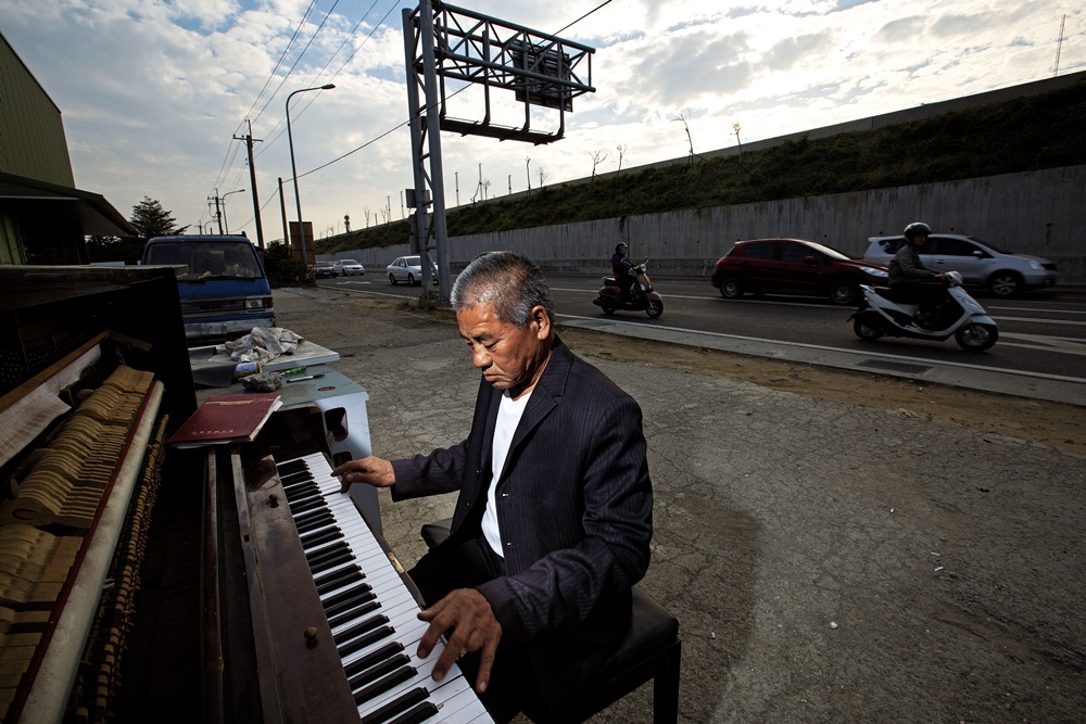 知道我們要拍攝，這天，周進田慎重穿上撿來的舊西裝。他的左手無名指，早年因為趕工而遭斷指。