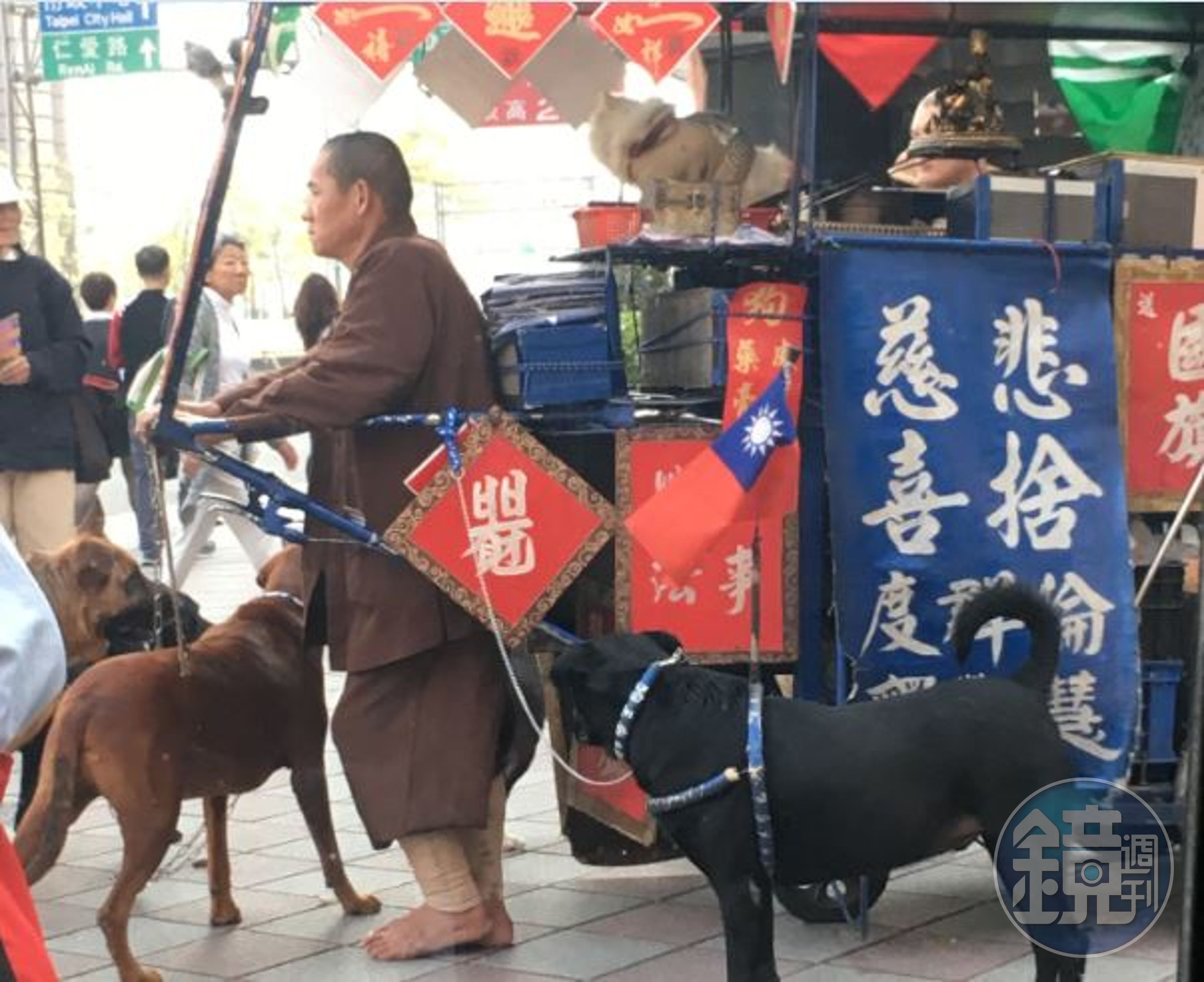 九旺廟打著動保的名義，在車水馬龍的忠孝東路上化緣。