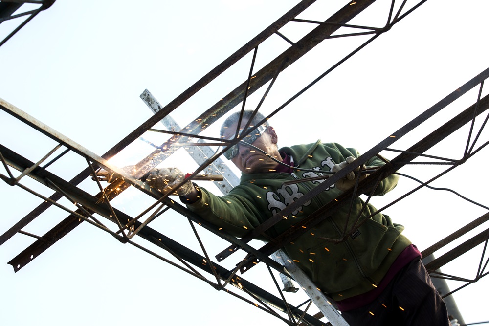 周進田似乎甚麼都會，沒跟過師傅學，看著看著就會了。