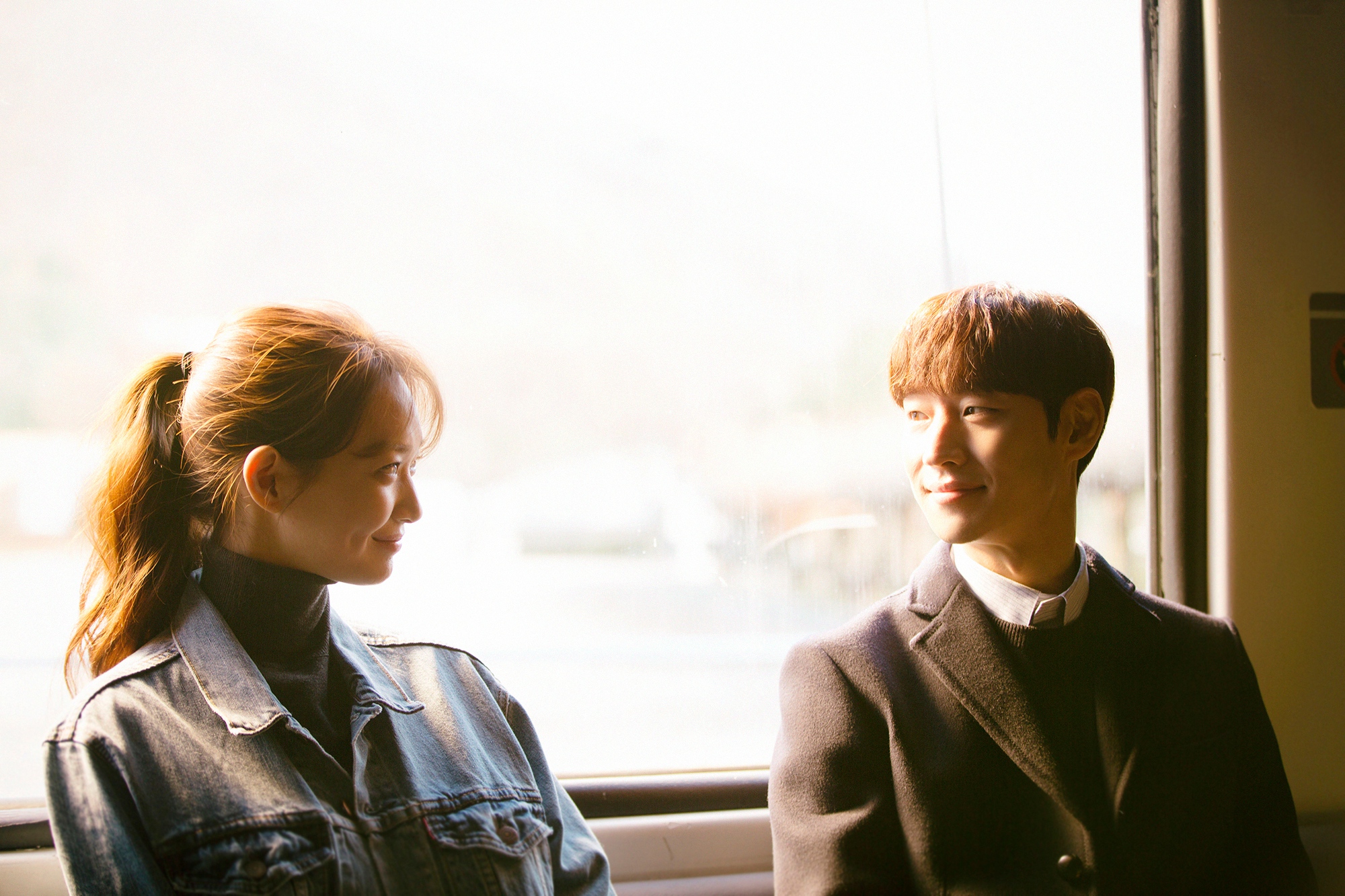 《明天和你》導演運用了帶著緩慢秋意、美得像首詩篇的鏡頭語言，陳述一個帶點悲傷的愛情故事。