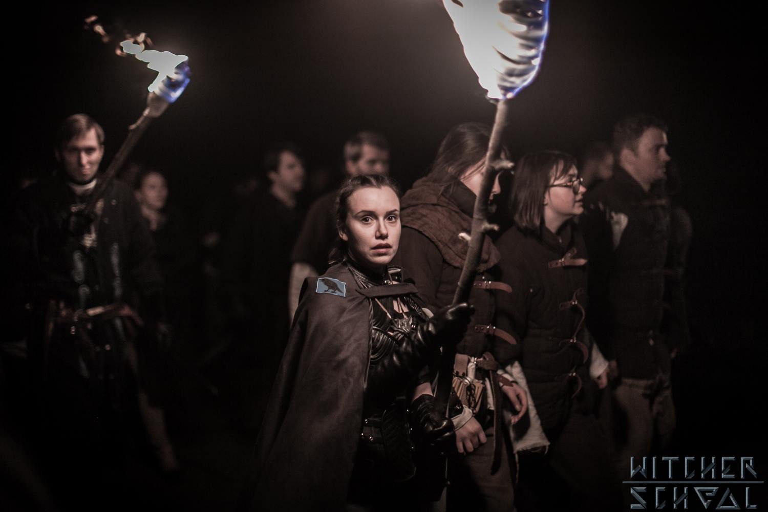 年輕的獵魔士們正練習魔法，高喊：「火焰！」