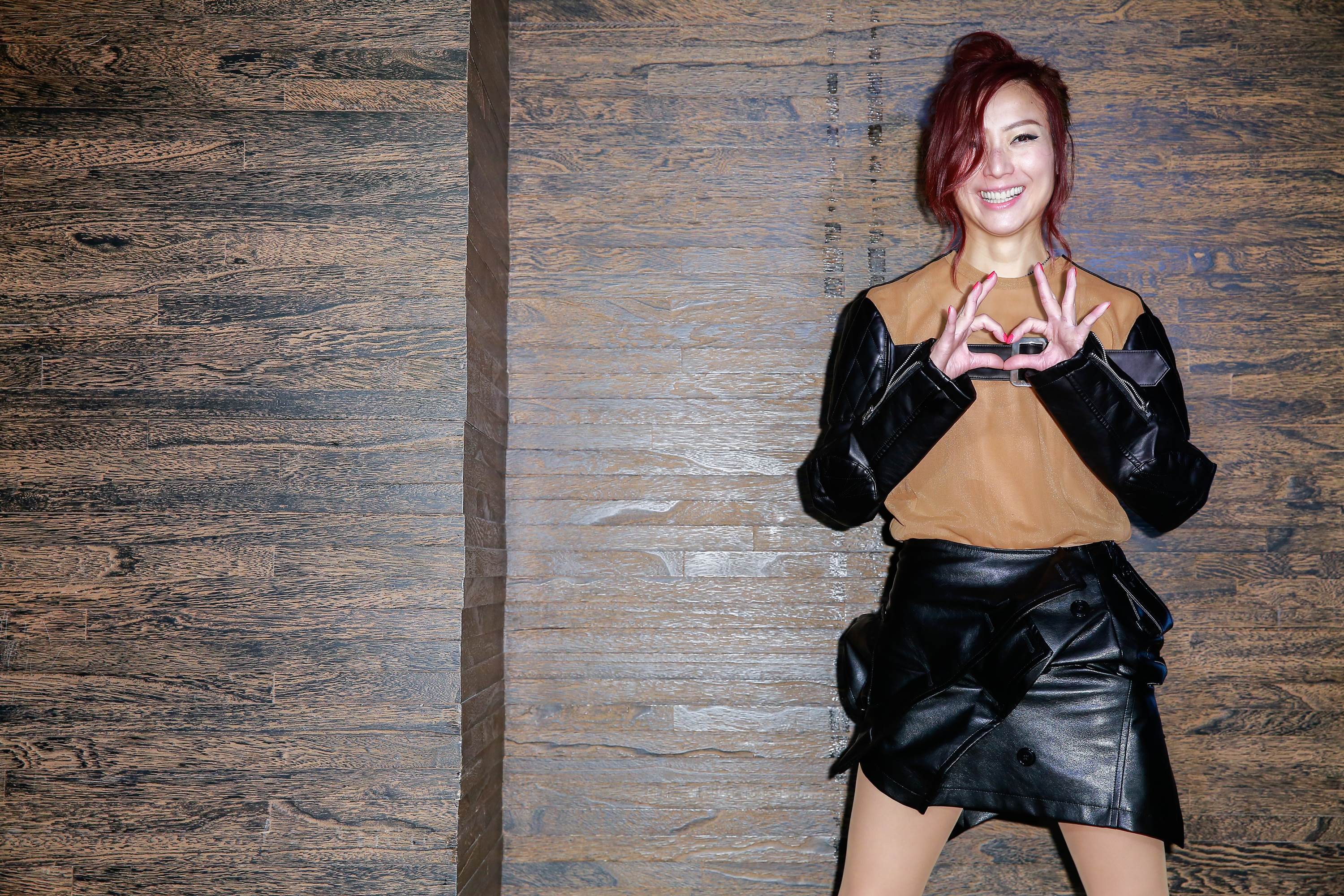 鄭秀文睽違7年再發國語EP《裸》，新歌全由自己精挑細選。