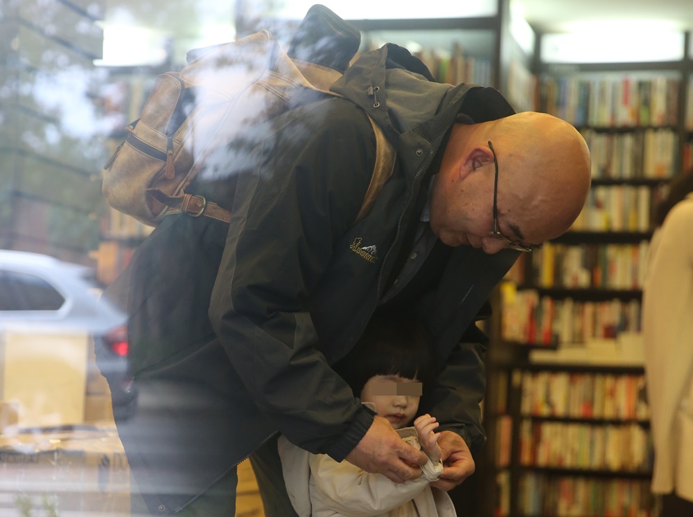 廖亦武老來得女，極其疼愛，白天妻子學德文，他照顧小孩，是慈愛奶爸。