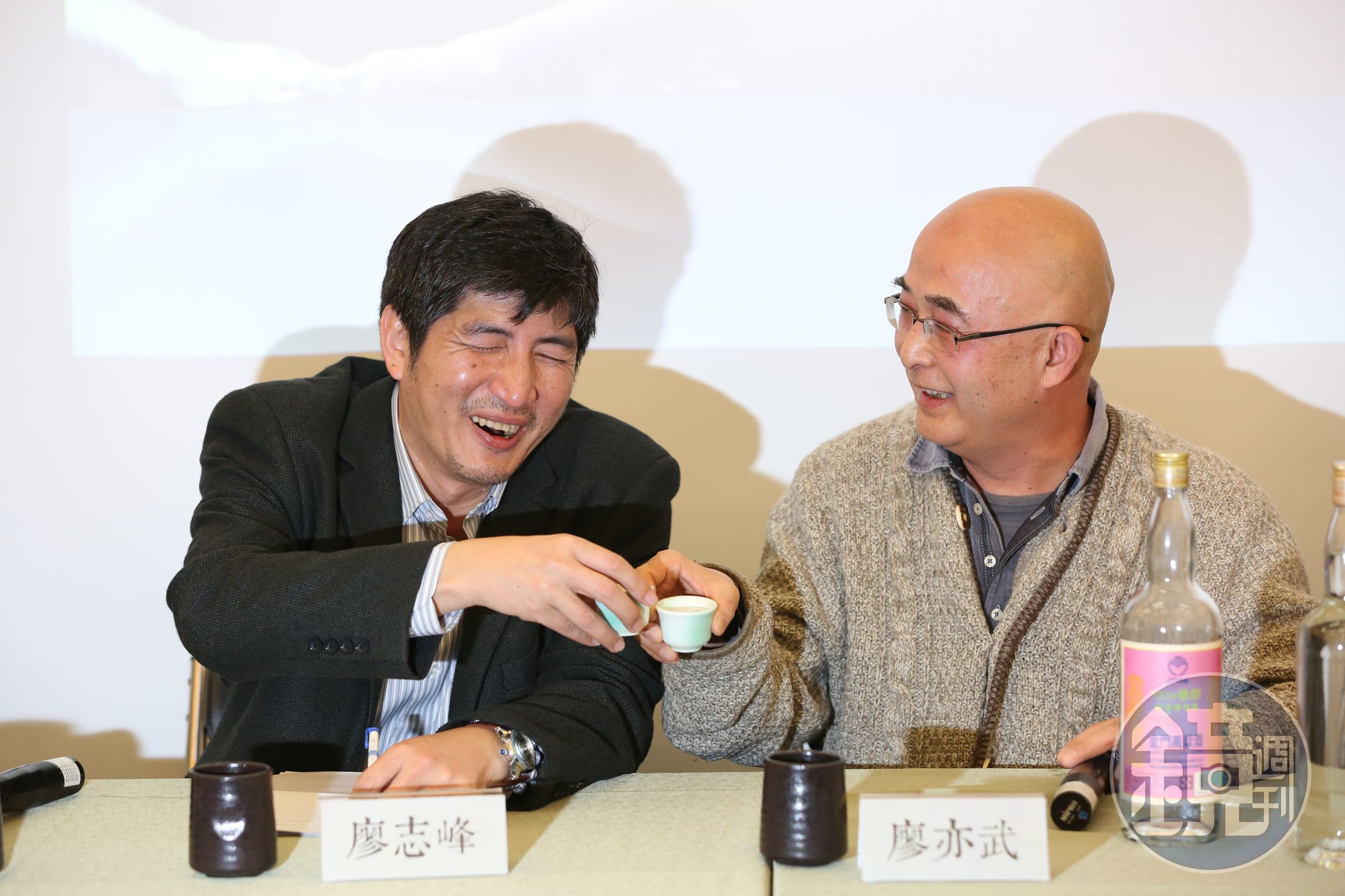廖亦武（右）對陌生環境沒有安全感，在座談會中也得喝上幾杯，才能放鬆心情，自在聊天。左為允晨出版社編輯廖志峰。