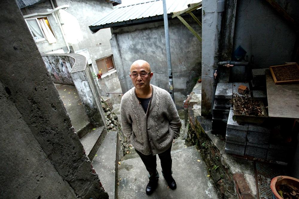 廖亦武是當今國際文壇中深受注目的華人作家,他出版《中國底層訪談錄》遭查禁。2008年,該書英譯節錄本《吆屍人》出版讓他在西方一夜成名,他於2012年獲德國書業和平獎,是諾貝爾文學獎熱門人選。