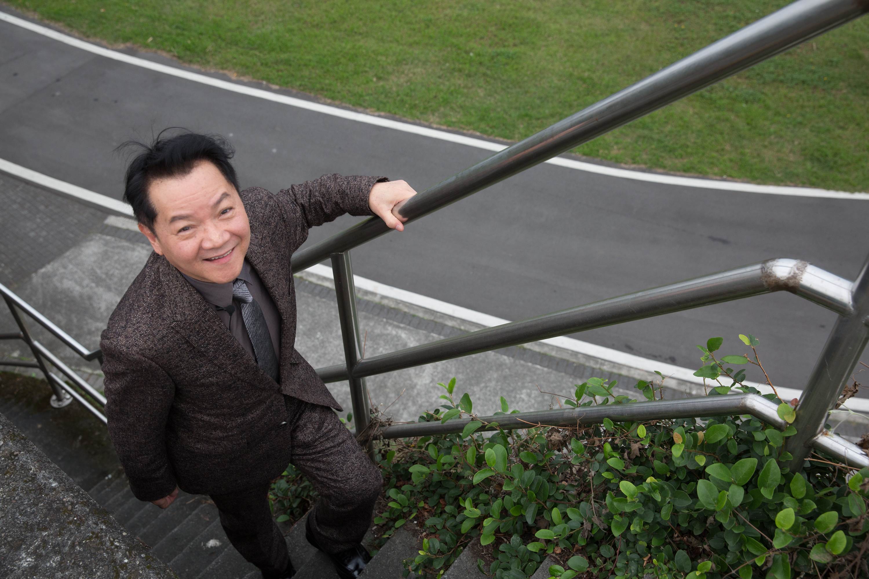 葉啟田是位敬業的藝人，不講話時眉頭深鎖，開始訪談就盡情大笑、狂笑。