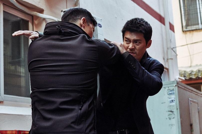  一代花美男始祖炫彬改頭換面，以一身男人味演出北韓刑警，動作場面自己上陣，完全不同以往的形象。（車庫娛樂提供）