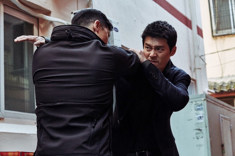  一代花美男始祖炫彬改頭換面，以一身男人味演出北韓刑警，動作場面自己上陣，完全不同以往的形象。（車庫娛樂提供）