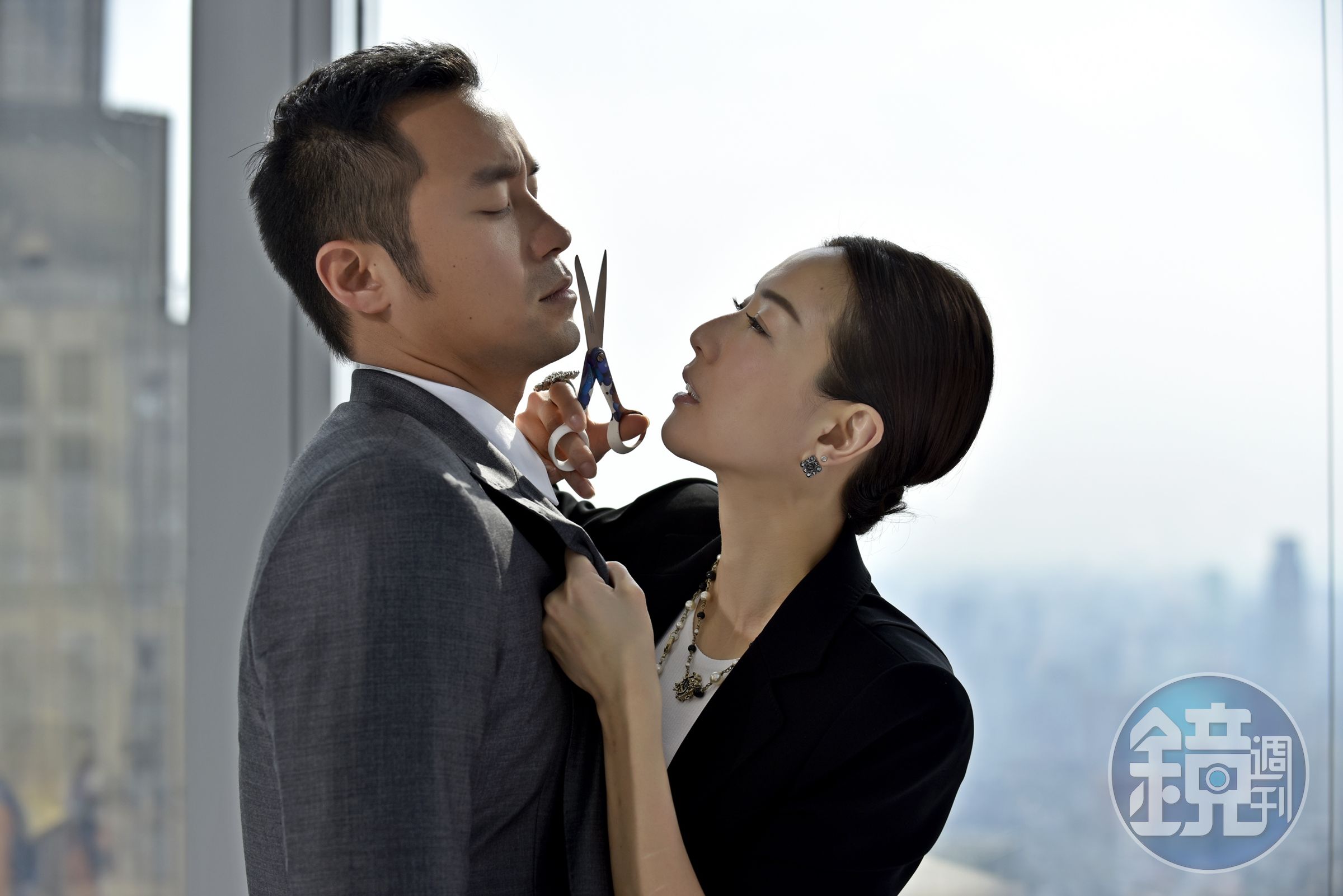  鄭秀文演出控制狂老闆，對任何事都要求完美，連張孝全的西裝襯衫有瑕疵，都要拿剪刀剪掉才罷休。（双喜提供）