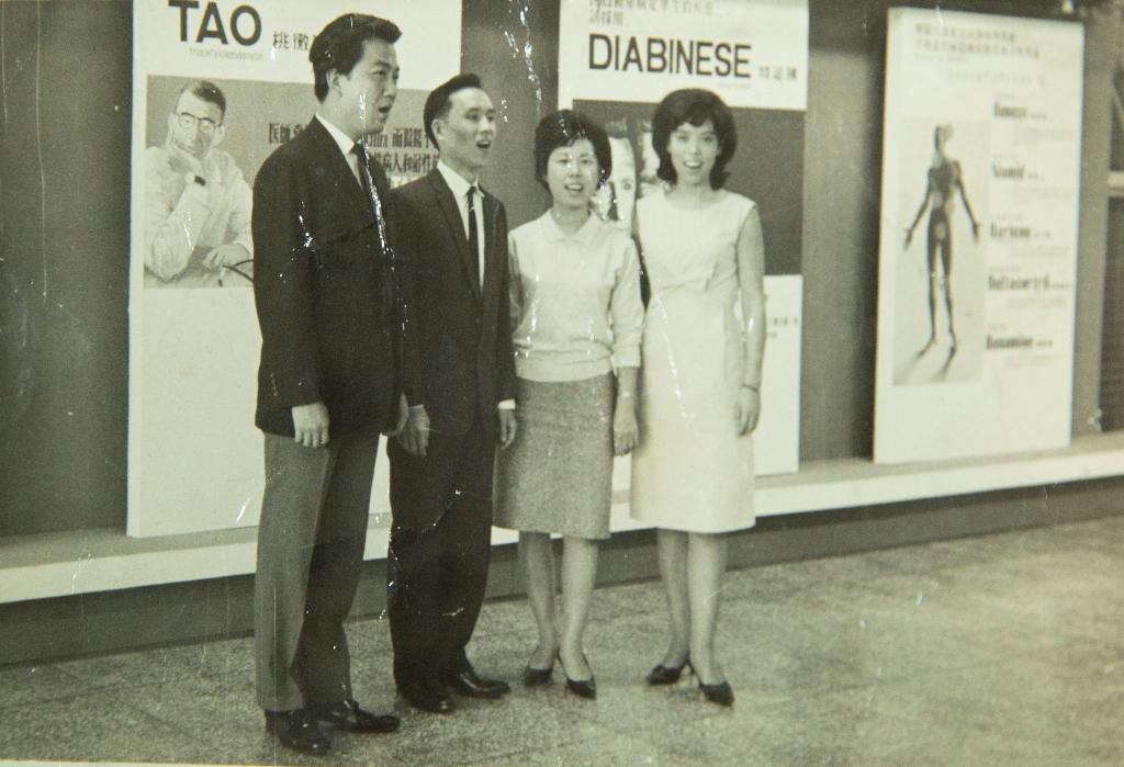 陳映真（左）與裴深言（右）都喜愛音樂，當時都是輝瑞藥廠合唱團成員。