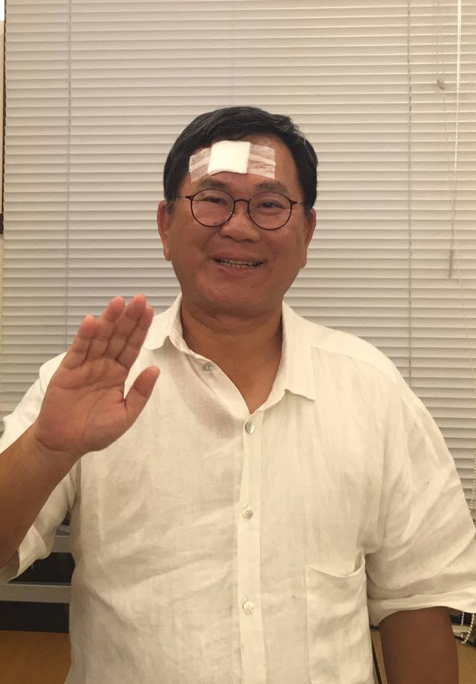 民進黨立委陳明文去年9月搭乘友人的法拉利卻發生擦撞意外，事後在臉書貼出頭上擦傷已包紮治療照片澄清自己無大礙。（翻攝陳明文臉書）