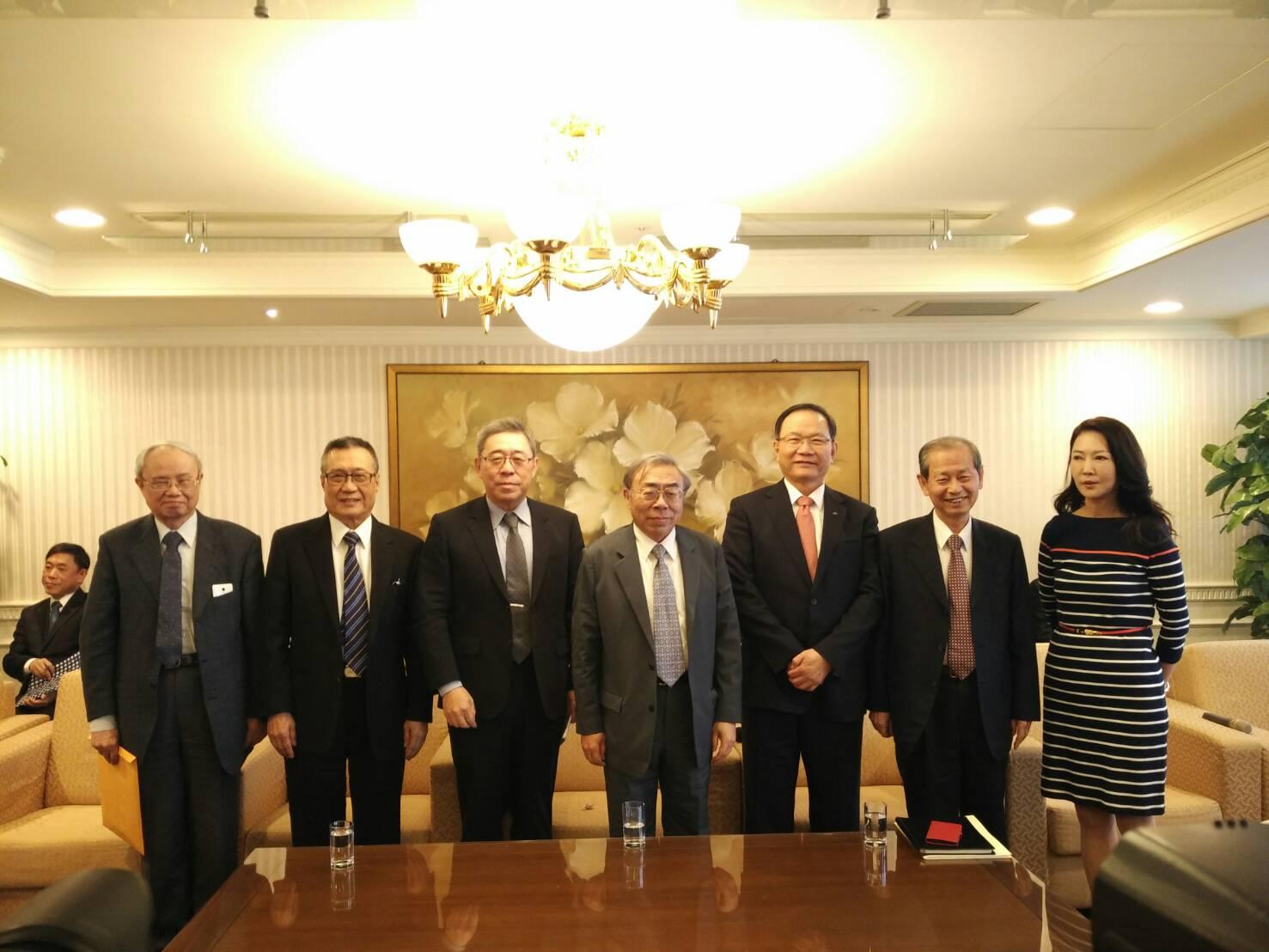 台塑集團總裁王文淵（圖中）17日率領公司一級主管，與媒體創談公司未來發展。