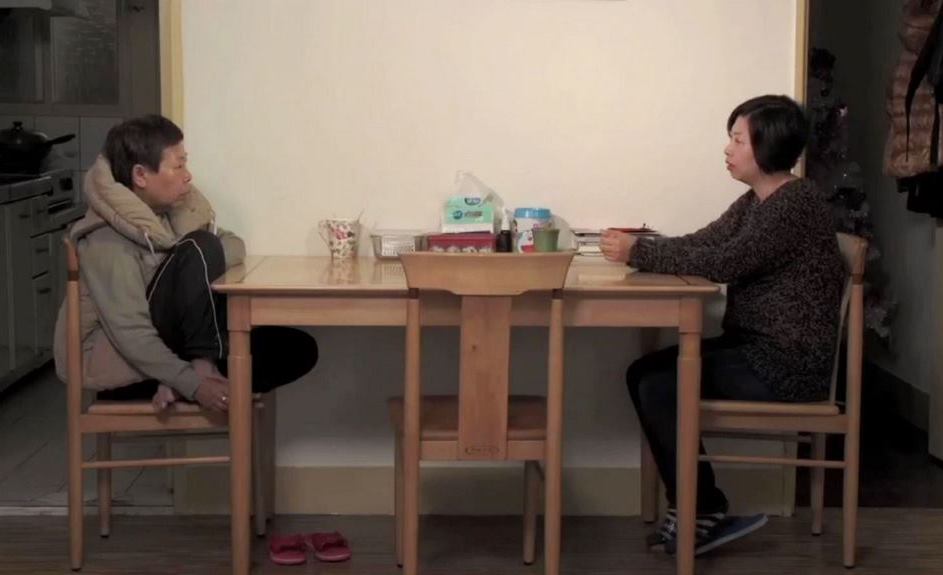 《日常對話》劇照，圖為導演黃惠偵（右）與母親（左）。