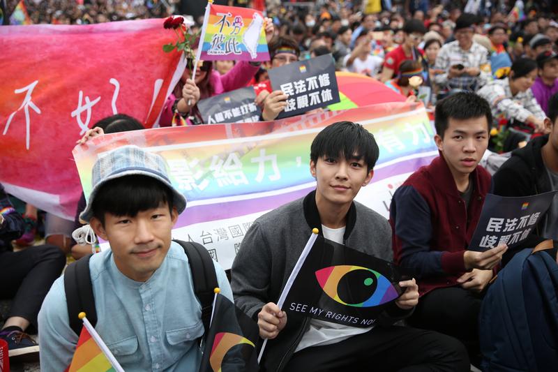 炎亞綸曾被問到「比起同志，孤兒更應該被幫助吧」，炎神回答「該幫助的都該幫助，沒有更應該」，引來粉絲叫好。