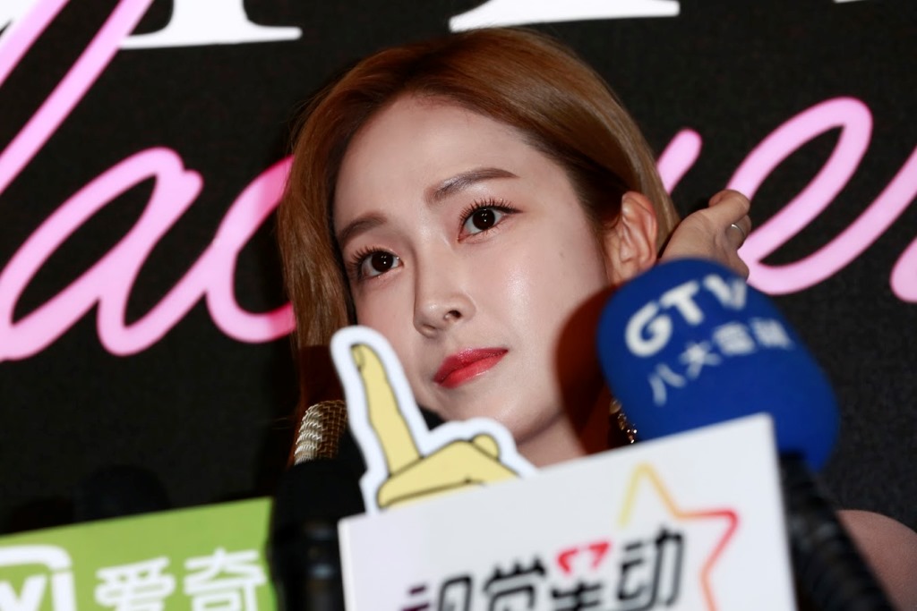 潔西卡參加Dior唇彩派對笑臉迎人且有問必答。