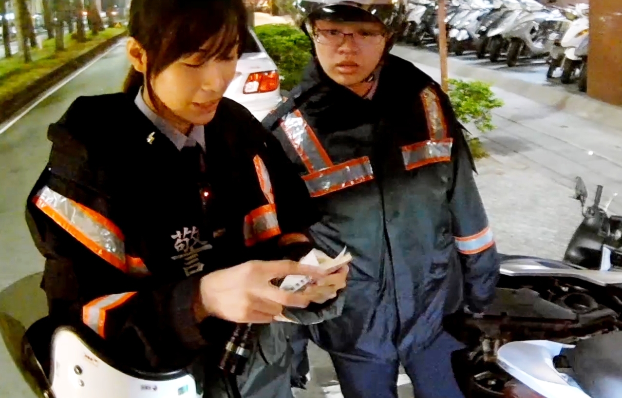 美女警不畏胖毒犯，攔查抓人。