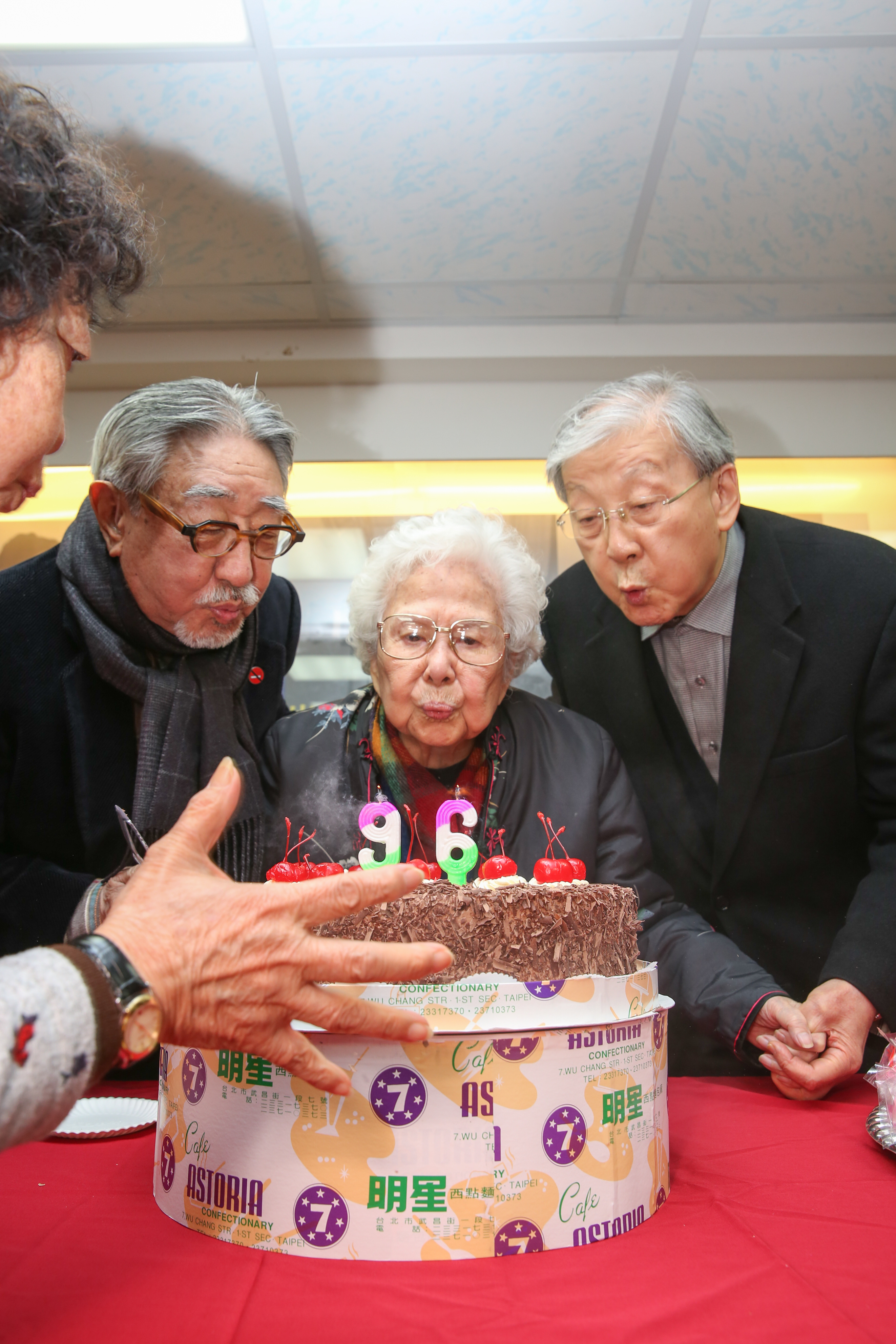 孫越（左）和崔小萍是60多年的老友，導演李行（右）也來祝壽。