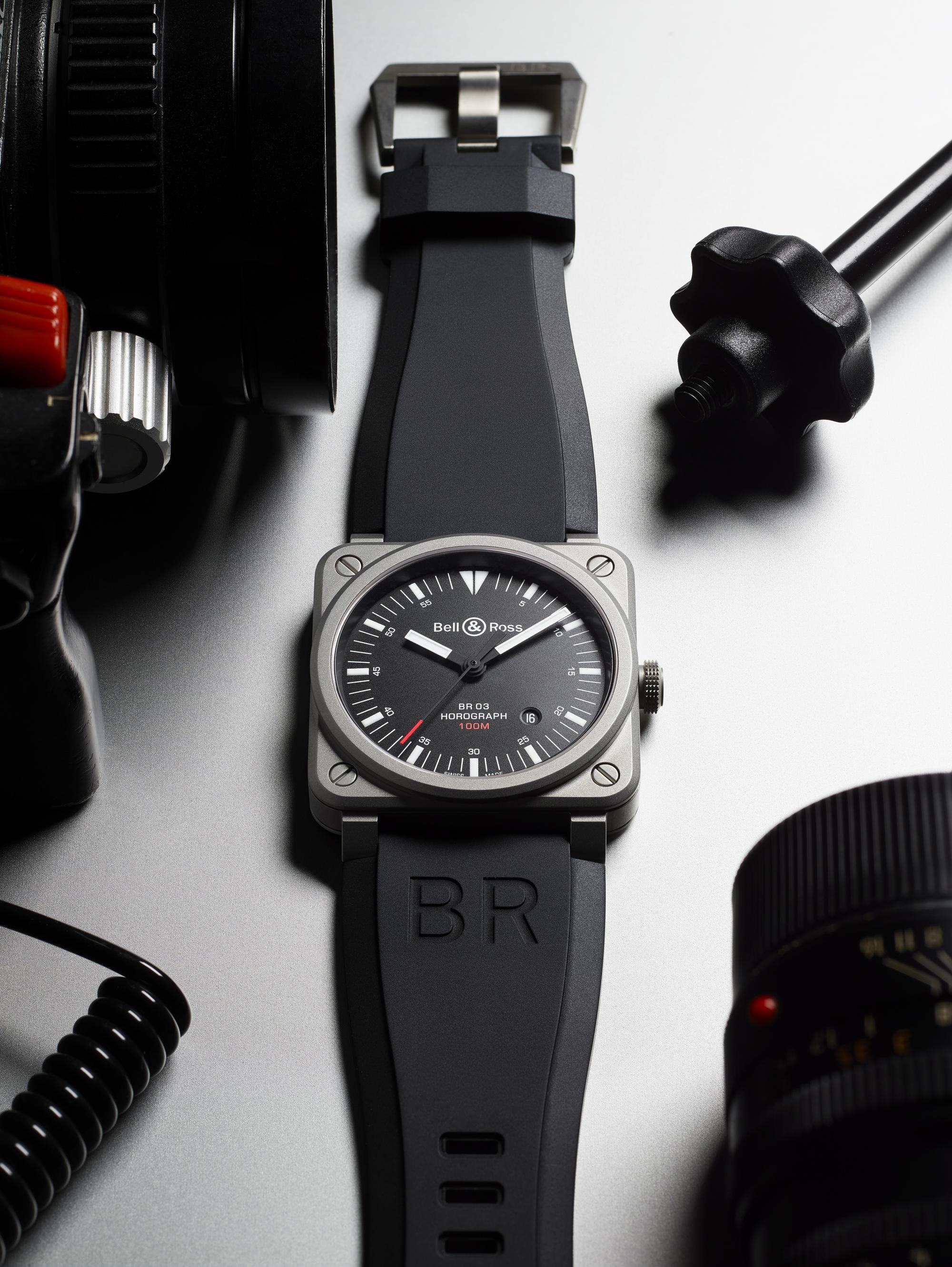 這款名為「BR03-92 Horograph」的三針自動腕錶亦採用了包浩斯的理念,其面盤的設計靈感來自於德國國鐵(DB)在各大車站放置的鐵道鐘,但色彩上則是以反白處理。