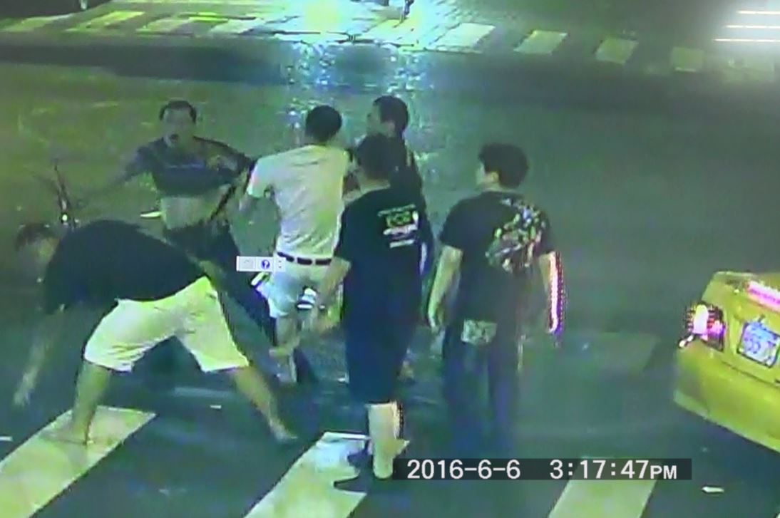 羅姓富商拒付1000萬元的「遮羞費」給虎堂大哥王斯祈，竟遭對方押到阿公店毆打。