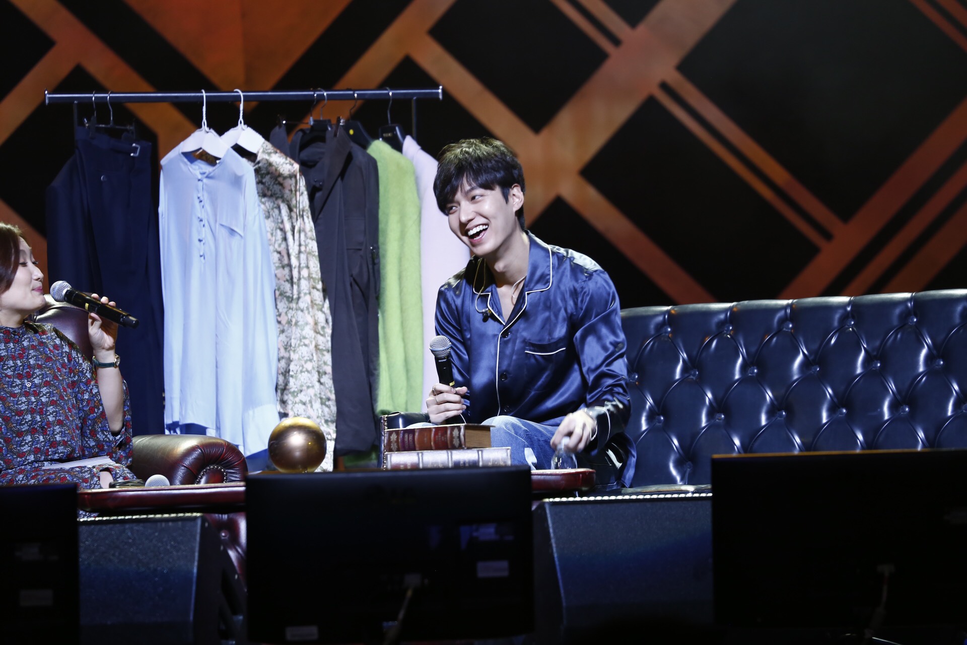 李敏鎬在粉絲見面會上，大方換上自己貼身的藍色絲綢睡衣。
