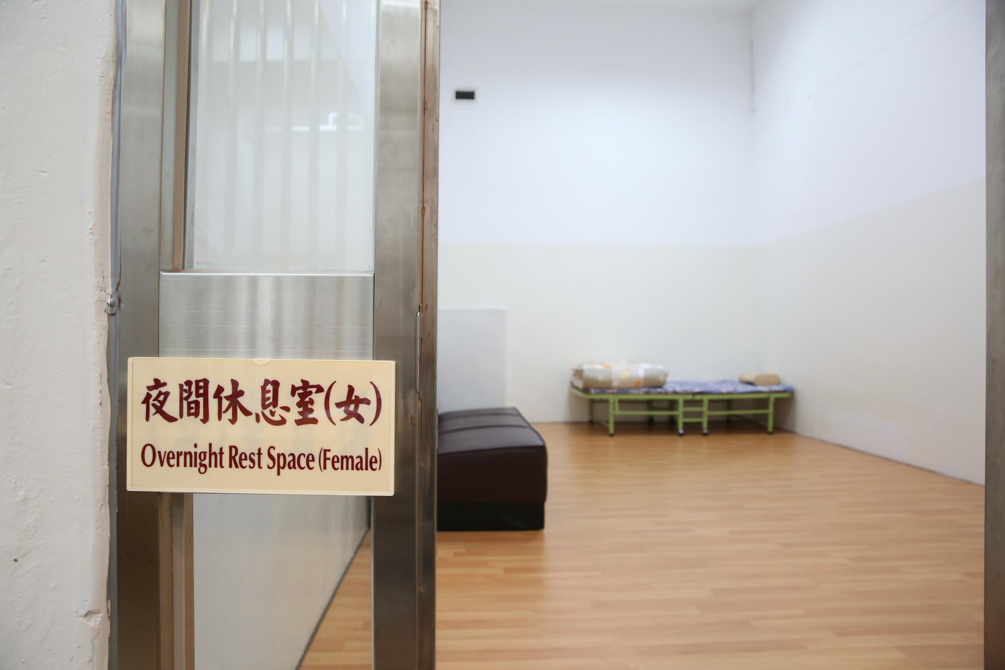 候保室內椅子滿是塗鴉，被告在此房內可打電話。