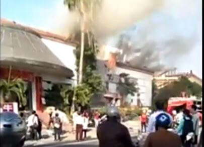 台中市旱溪街大中保齡球館，發生火警意外，消防局出動15部消防車、50多名消防人員灌救。