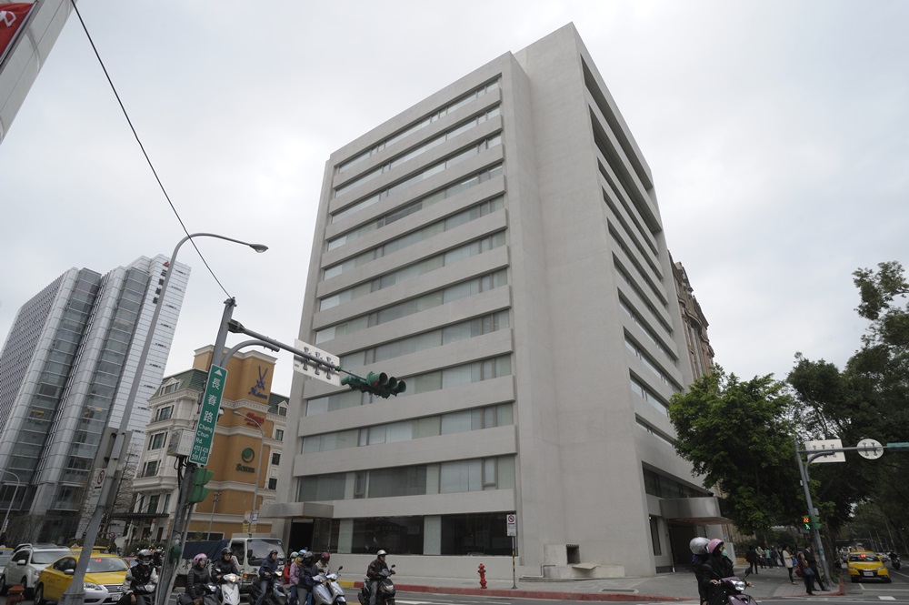 汪小菲說，消防安檢已經驗收、建管處也核准了，不過請親朋好友來試吃試住。