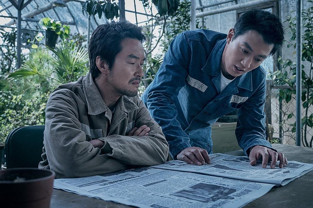 新片《叛獄無間》由韓石圭(左)與金來沅主演,台灣即將於四月上映。 (車庫娛樂)