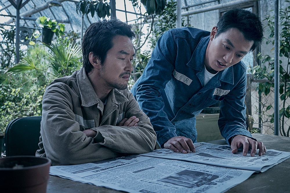 新片《叛獄無間》由韓石圭（左）與金來沅主演，台灣即將於四月上映。 （車庫娛樂）