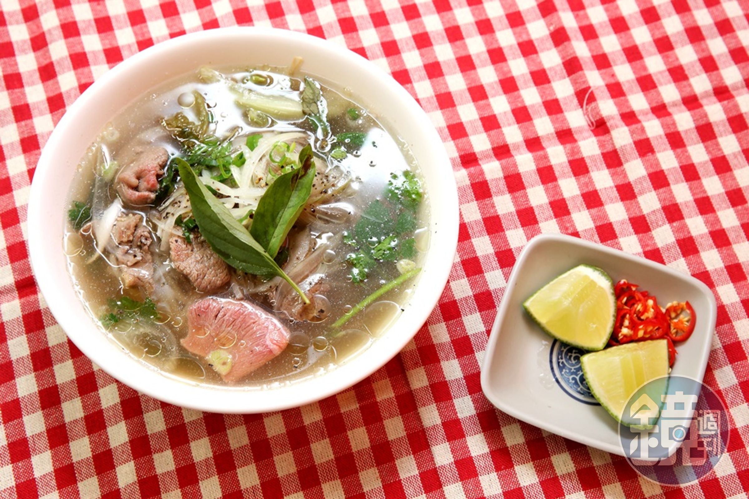 這道牛肉河粉口味已經改良，吳玉霜喜歡吃客家菜和泰國菜，偶而也會把吃過的味道融入越南菜裡。