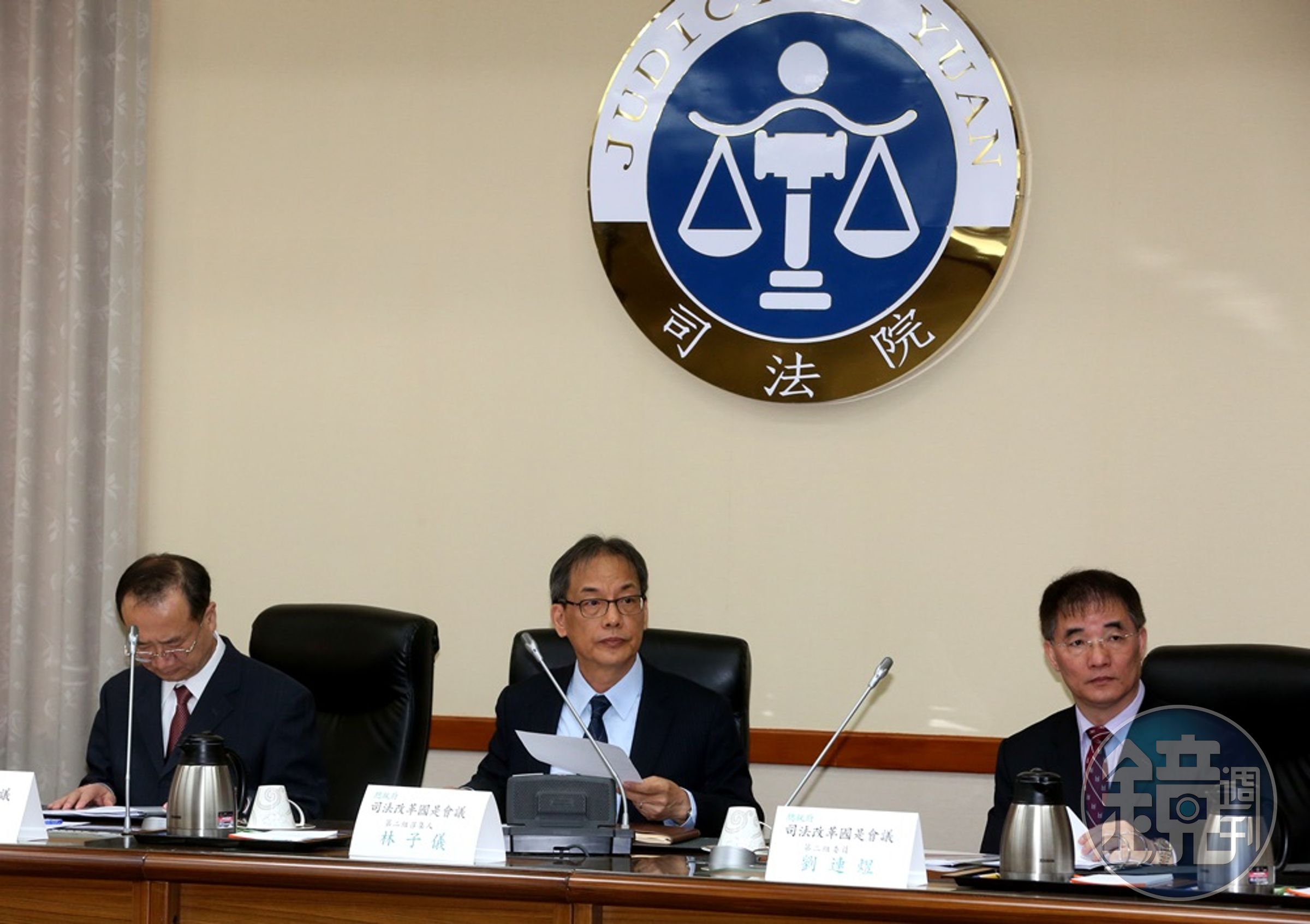 司改國是會議分組討論第二組今首登場，最高法院法官人事精簡議題也將此組討論，由中研院法律所所長林子儀（中）擔任會議主持人。