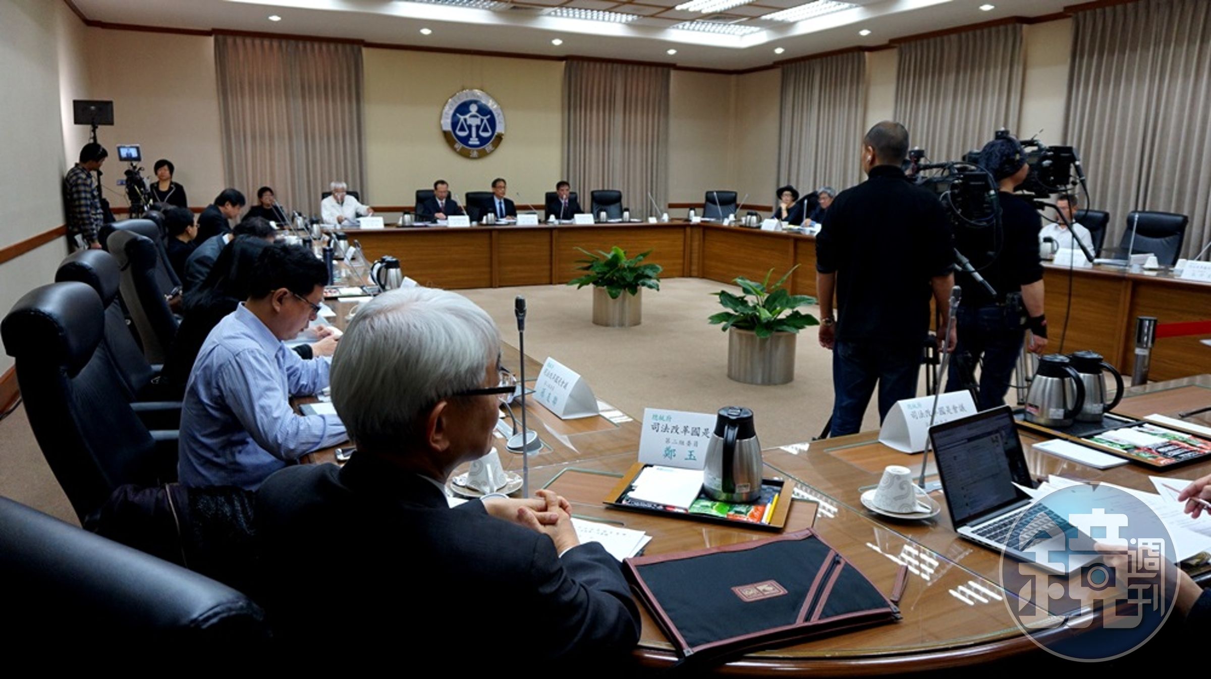 司法國是會議第二組分組討論，將討論最高法院人事精簡，最高法院院長鄭玉山(左一)座位被排在離大門最近的角落。