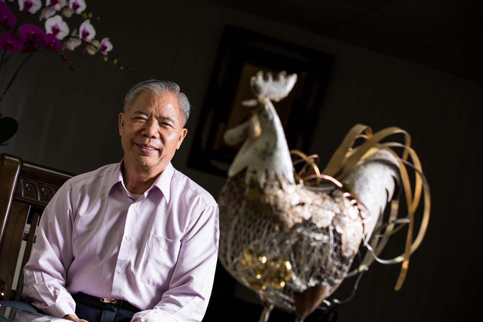 2008年鄧進得投入雞隻育種，歷經6年，打造全台第一隻民間自行育種的品牌雞「桂丁雞」。