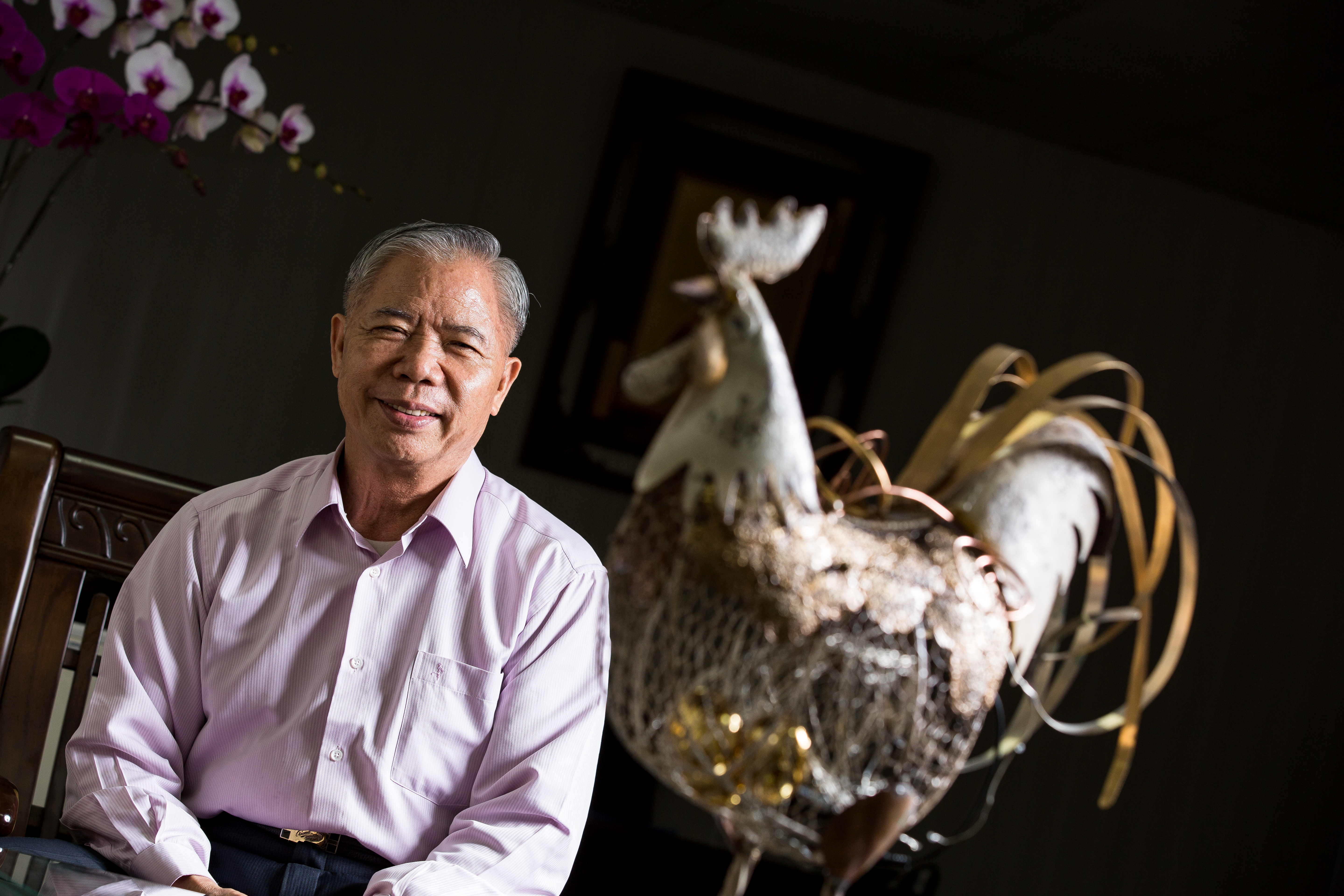 2008年鄧進得投入雞隻育種,歷經6年,打造全台第一隻民間自行育種的品牌雞「桂丁雞」。