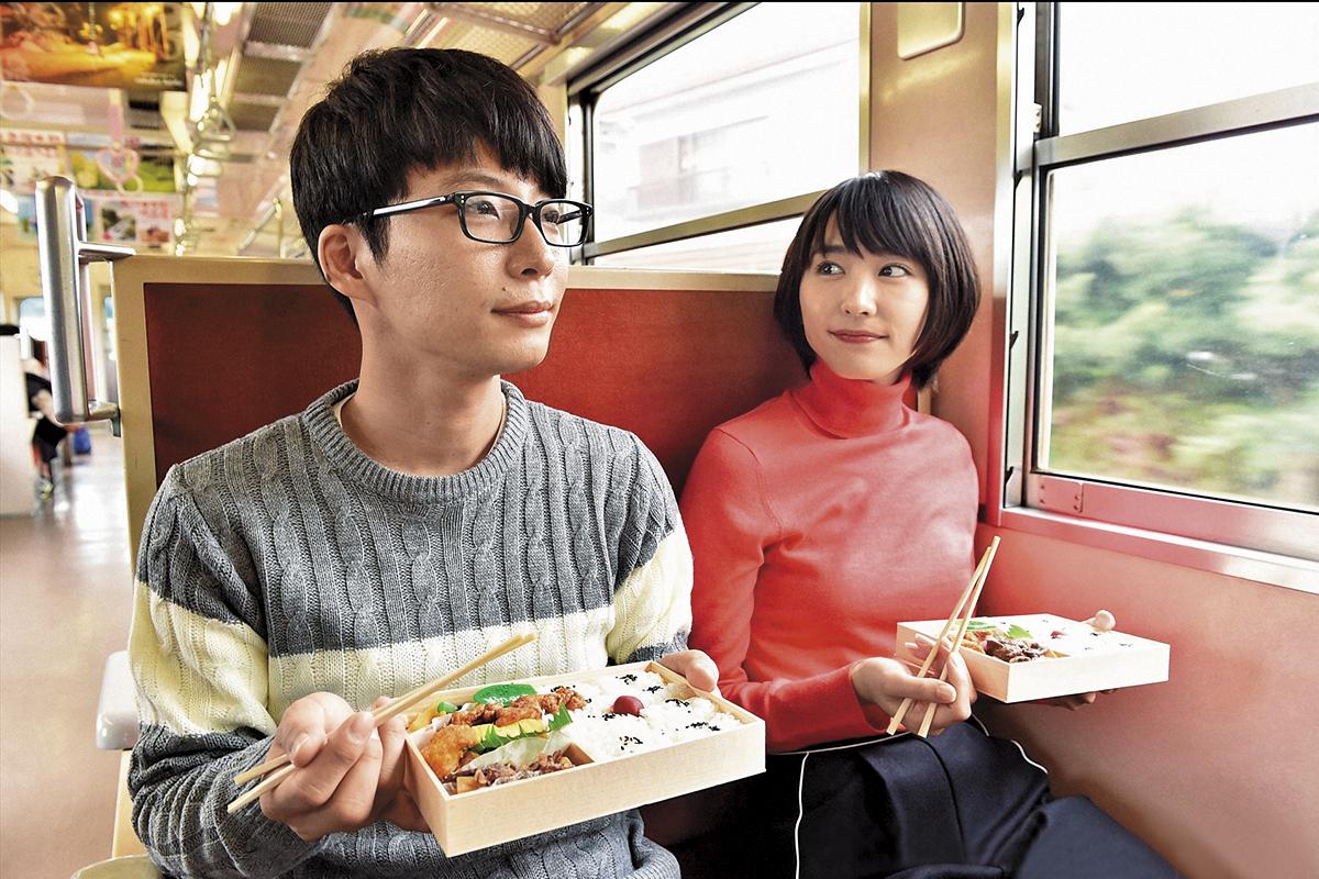 新垣結衣(右)、星野源(左)演出的《月薪嬌妻》,改編自日本漫畫《逃避雖可恥但有用》。