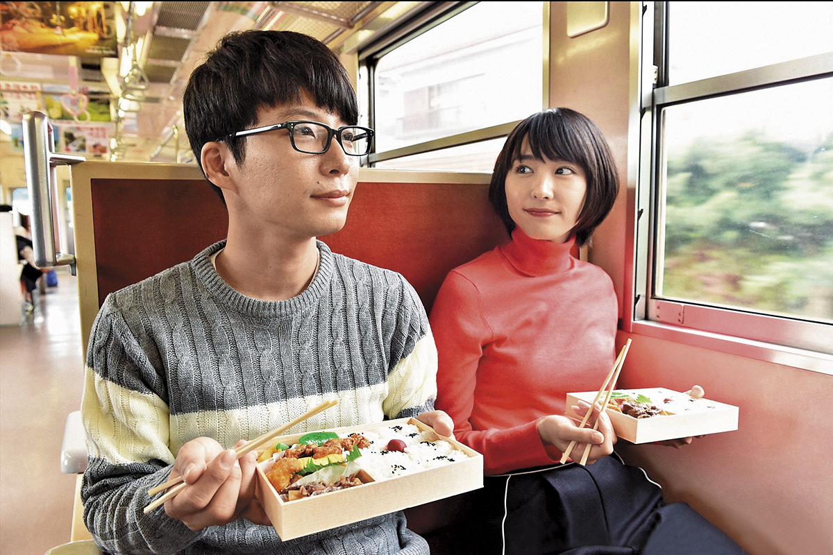 新垣結衣（右）、星野源（左）演出的《月薪嬌妻》，改編自日本漫畫《逃避雖可恥但有用》。