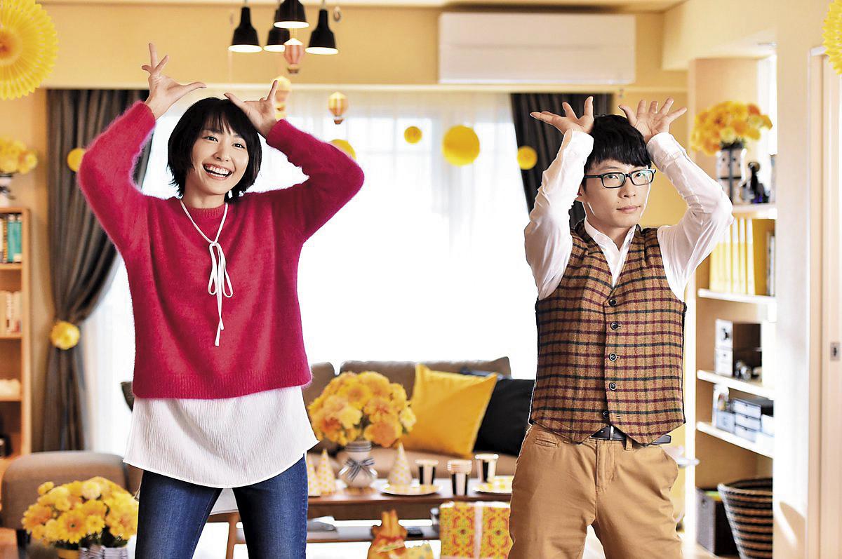 新垣結衣(左)和星野源(右)在每集片尾大跳「戀舞」,不協調的動作呆萌又可愛。(翻攝自網路)