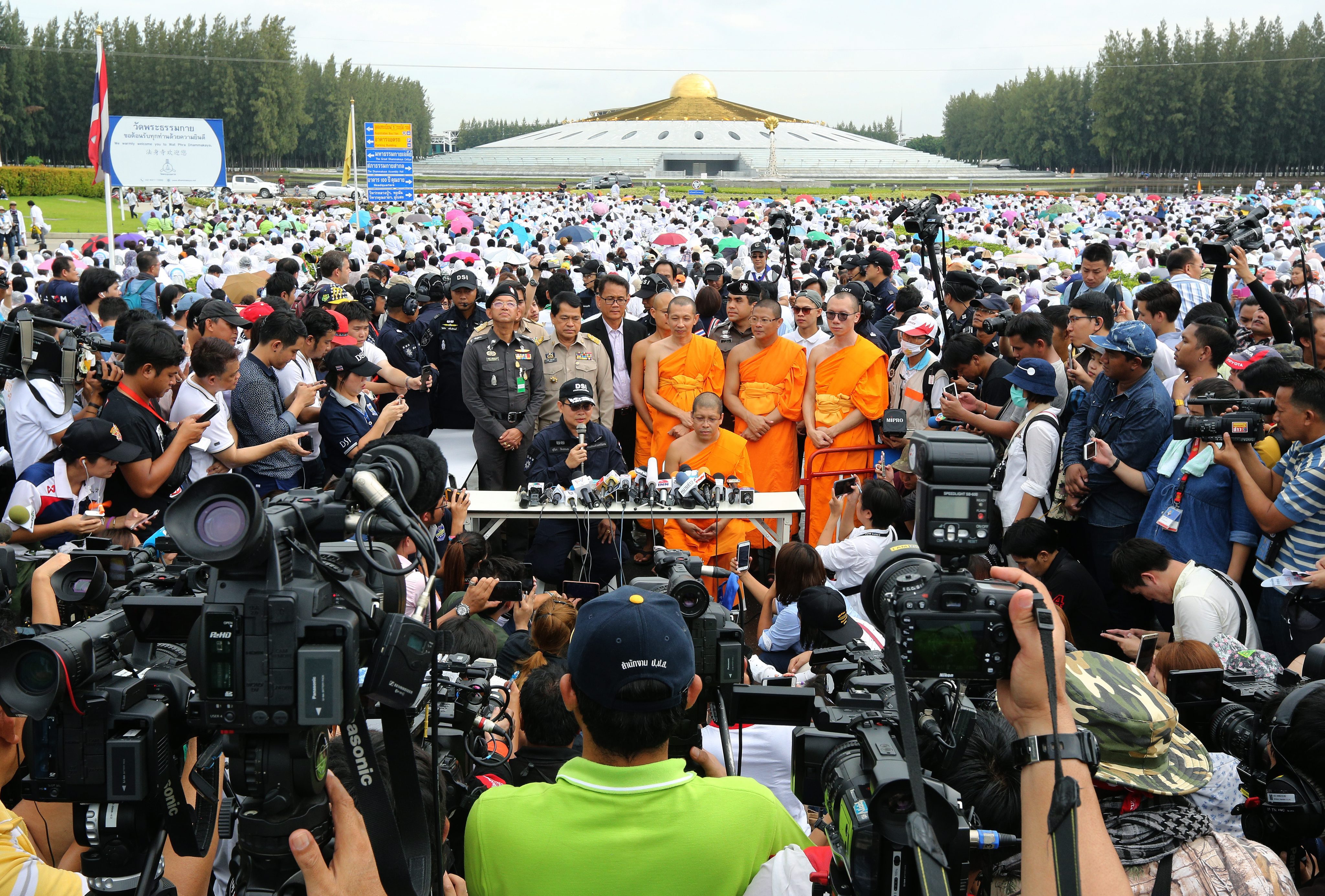 2016年6月16日，泰國法身寺主持法勝法師捲入1400萬美元醜聞，警方攜逮捕令試圖入寺逮捕，在寺外遭遇成千信徒封路阻擾。