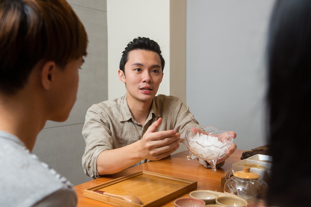 Elvis脫下白袍，鑽研杏仁茶，返鄉築夢。