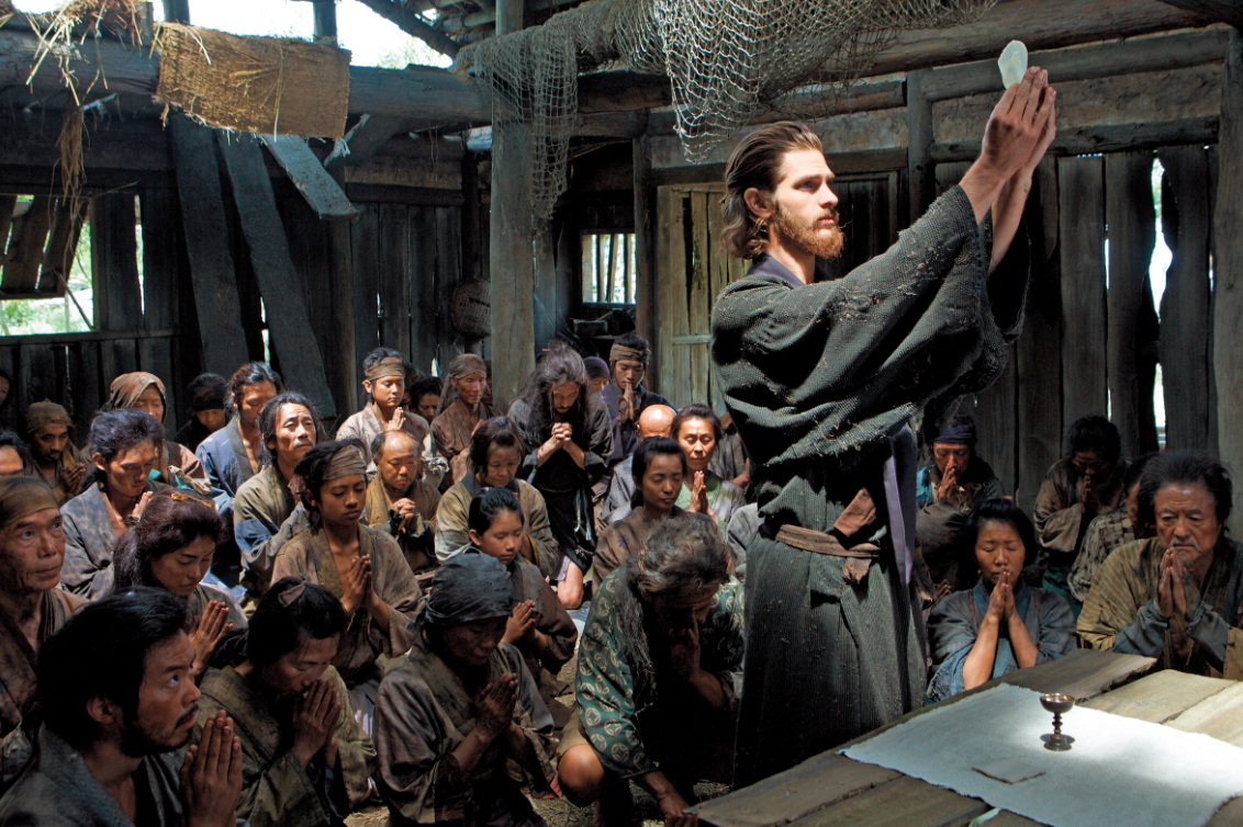 《沈默》主題嚴肅，探討對「信仰」的省思，但頭重腳輕，前段篇幅過長，教士最後的心理轉折卻倉促收束。（CatchPlay提供）