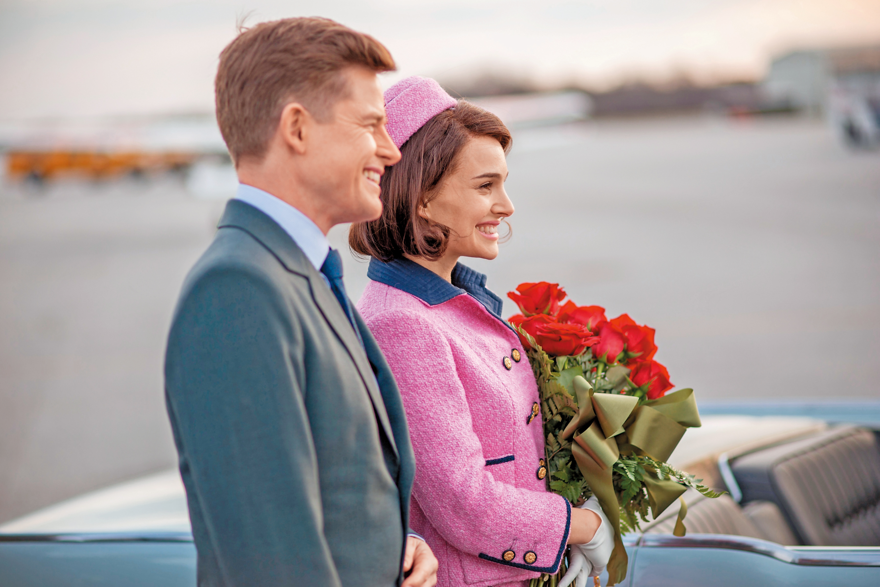 《第一夫人的秘密》從賈桂琳目睹丈夫甘迺迪遭暗殺開始，電影視角不停切換，娜塔莉撐起全片演出。（CatchPlay提供）