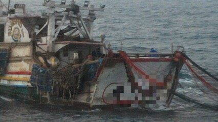 海巡人員拍攝到「鰲興37號」在禁區內撒網捕魚。