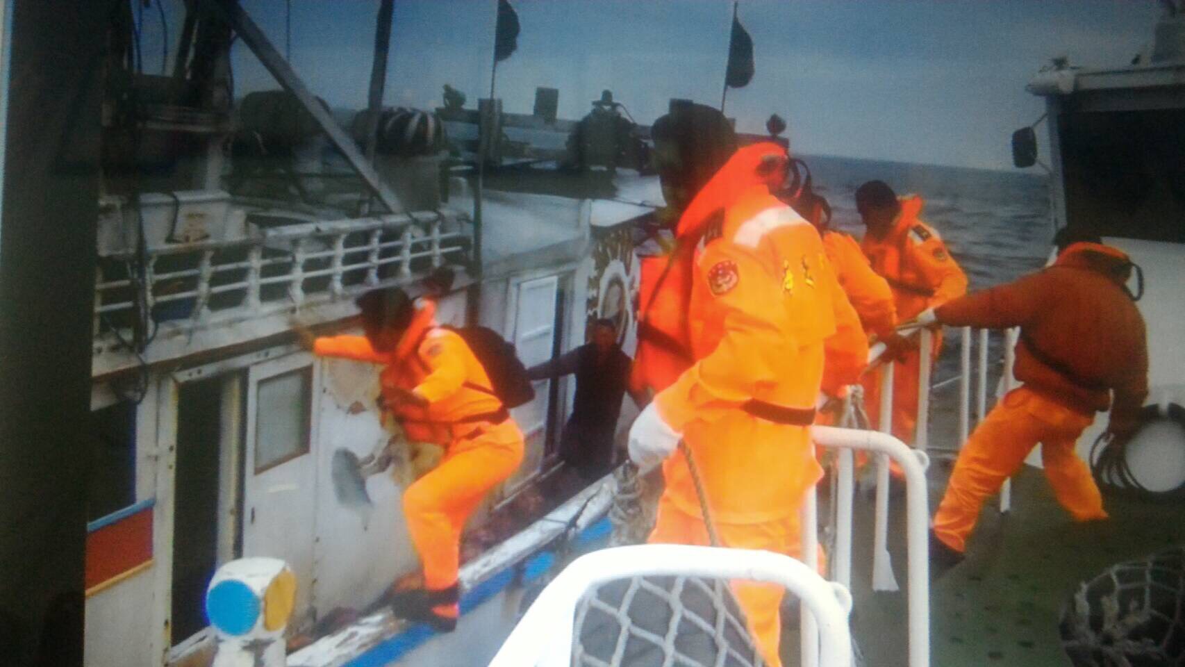 海巡官兵登船臨檢，當場查獲非法漁獲。