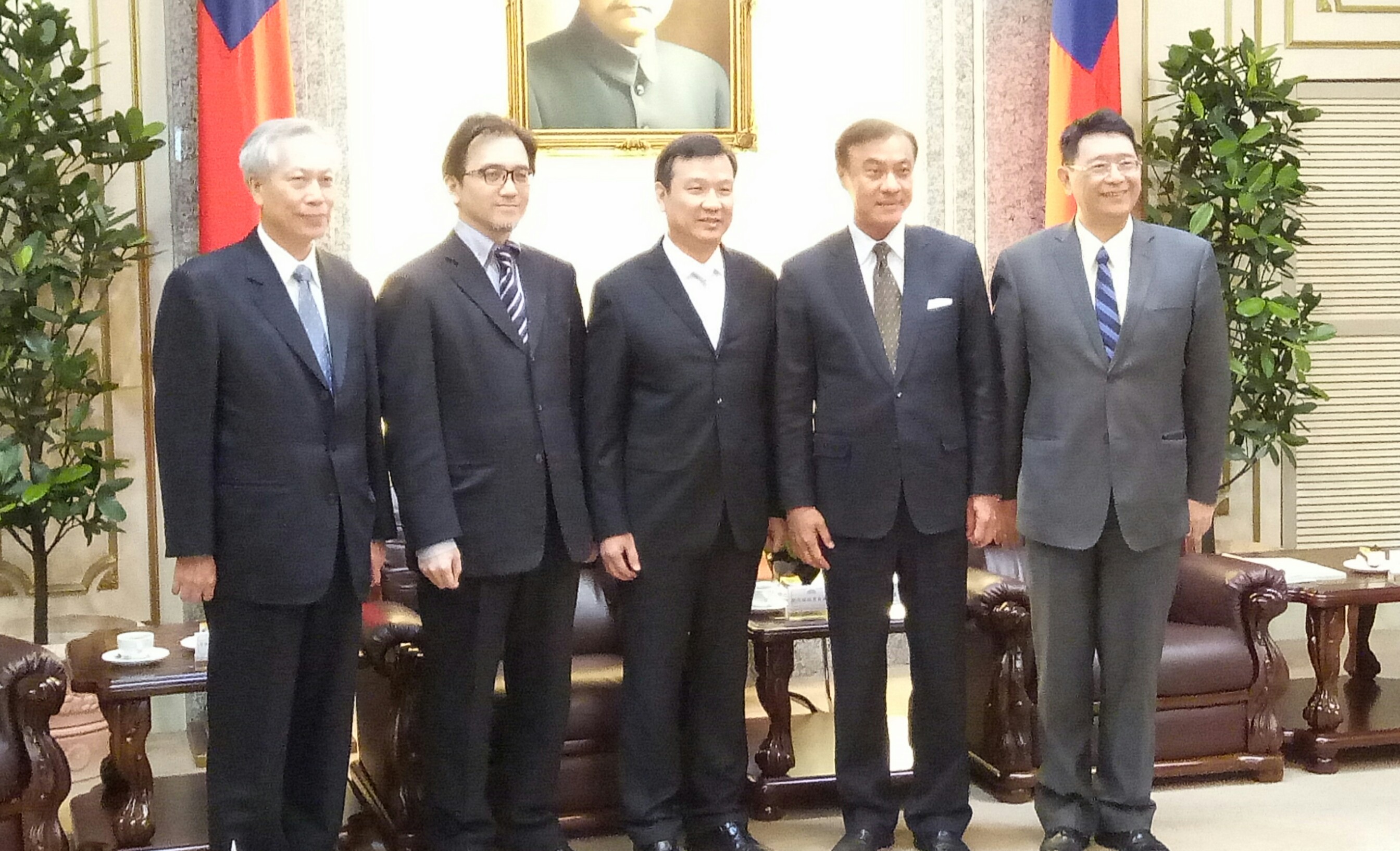 李逸洋（中）去年底被總統蔡英文提名為考試院副院長被提名人，由總統府代理祕書長劉建忻（左2）陪同前往立法院拜會立法院長蘇嘉全（右2）。