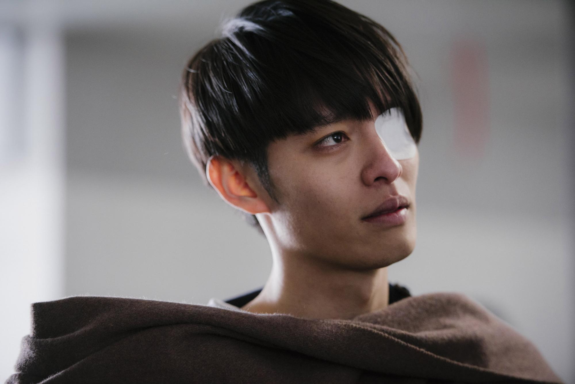 曹佑寧在新片《奇妙物語之重生電梯》中飾演擁有雙重人格的男主角。