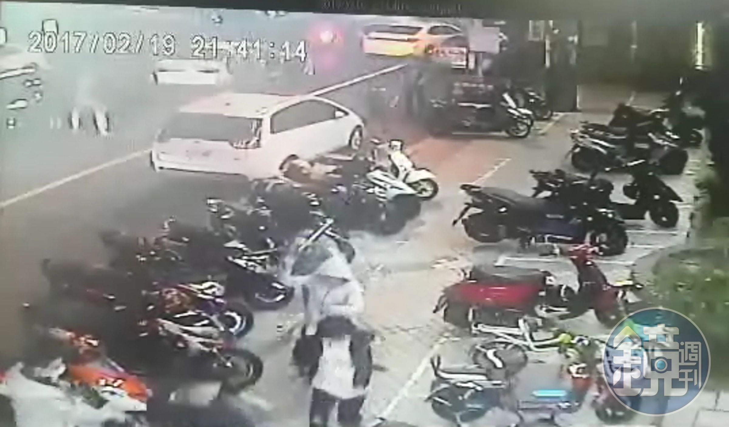 目擊者聲稱，嫌犯一下轎車持球棒猛攻擊保齡球館的年輕人，對方逃竄仍被慘打 