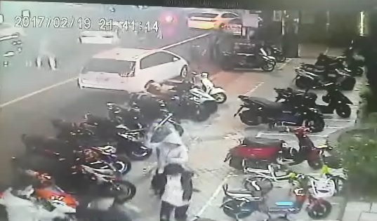 目擊者聲稱，嫌犯一下轎車持球棒猛攻擊保齡球館的年輕人，對方逃竄仍被慘打 