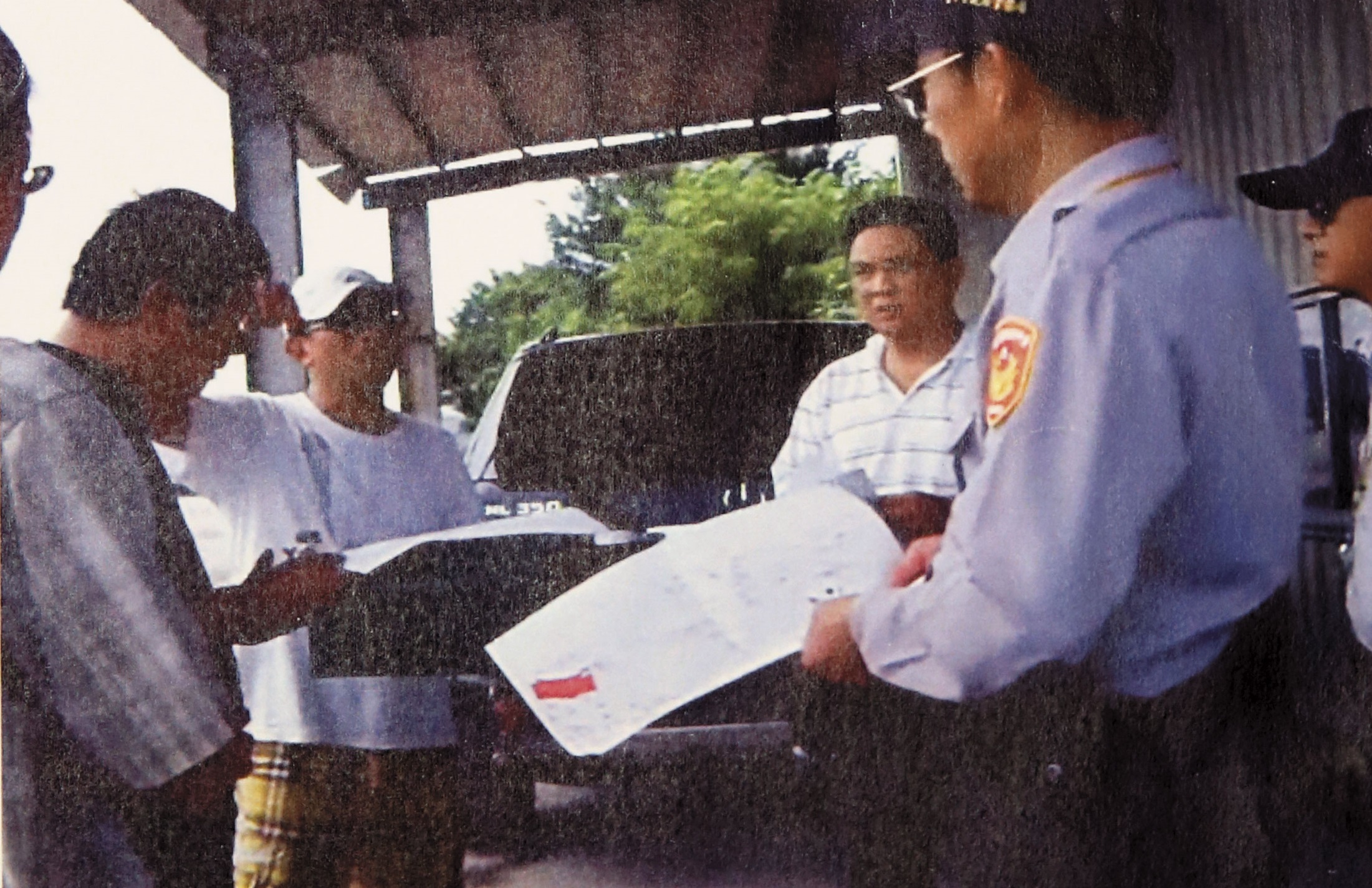 為求謹慎，正和開工前曾請來警方會勘，也出示開發許可，卻仍因警方烏龍而被逮捕。（翻攝畫面）
