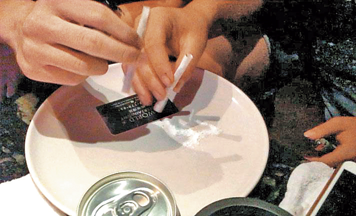 由於新興毒品價格便宜，1根K菸只要50元，還能多人共享，每年高中新生吸毒人口也跟著上升。（資料照片）