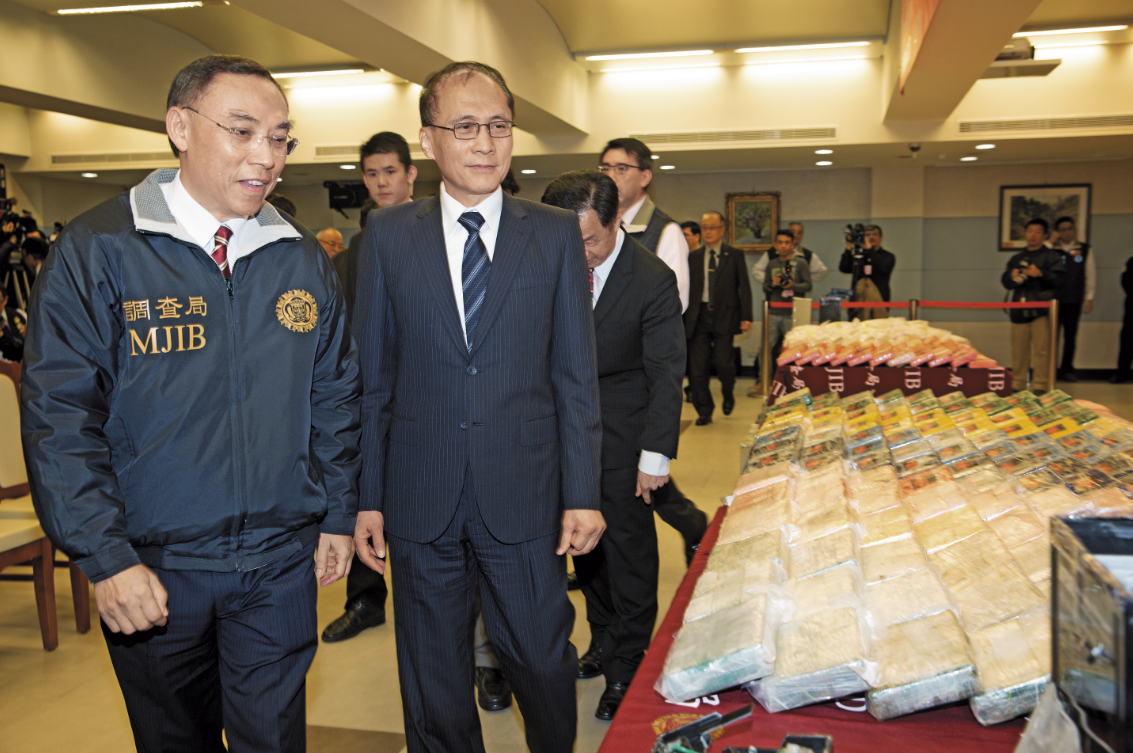 調查局去年底破獲國內史上最大宗的毒品案，查獲古柯鹼200多公斤，市值20多億元，行政院長林全（前左2）專程到調查局頒獎。左1為調查局長蔡清祥。